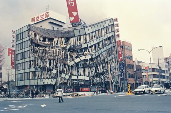 SF映画ではありません。26年前の阪神淡路大震災での神戸の姿です。