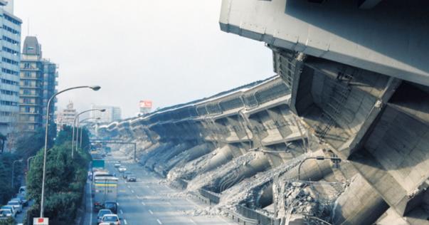 SF映画ではありません。26年前の阪神淡路大震災での神戸の姿です。