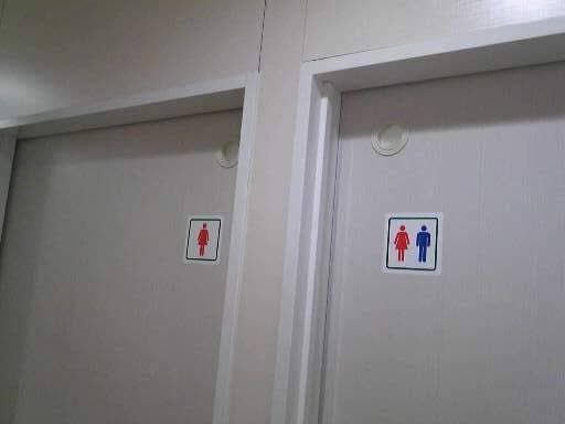 男性トイレにも｢こちらのトイレは男性専用です。女性のご使用はご遠慮ください。｣って書くべきでは？