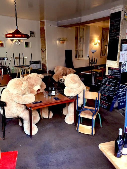 パリのカフェでソーシャルディスのために使われたクマの特大ぬいぐるみが可愛い