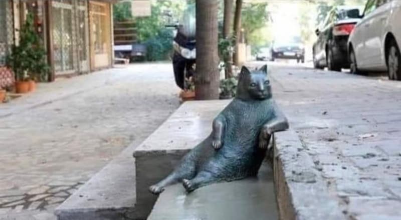 トルコの店前の階段で毎日のように同じポーズを取っていた猫、亡くなった後同じ場所に記念碑が建てられる