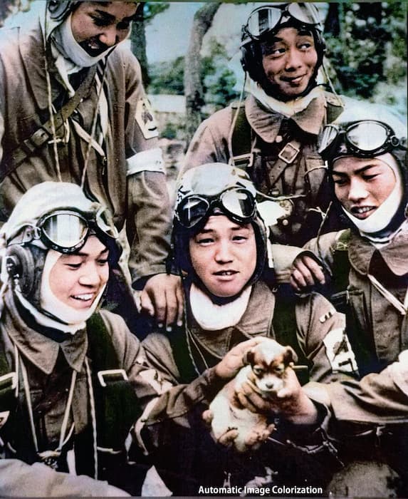 1945年5月26日，子犬を抱く特攻隊員の写真をカラーで再現