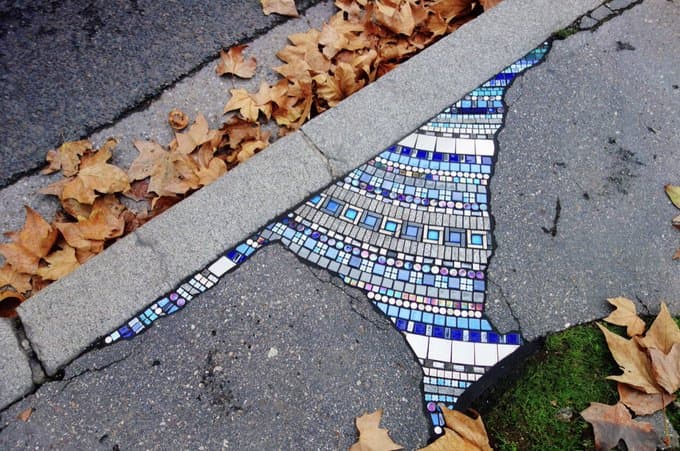 歩道の穴をモザイクで埋め都会の傷を治療する「舗装外科医」と呼ばれるフランスの芸術家が凄い