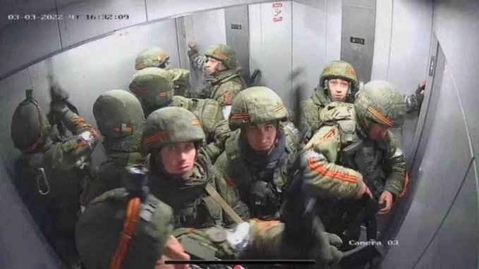 ロシア軍兵士が庁舎ビル制圧のためエレベーターに乗ったら、監視カメラにより電気が遮断され閉じ込められ捕虜になる