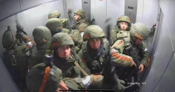 ロシア軍兵士が庁舎ビル制圧のためエレベーターに乗ったら、監視カメラにより電気が遮断され閉じ込められ捕虜になる